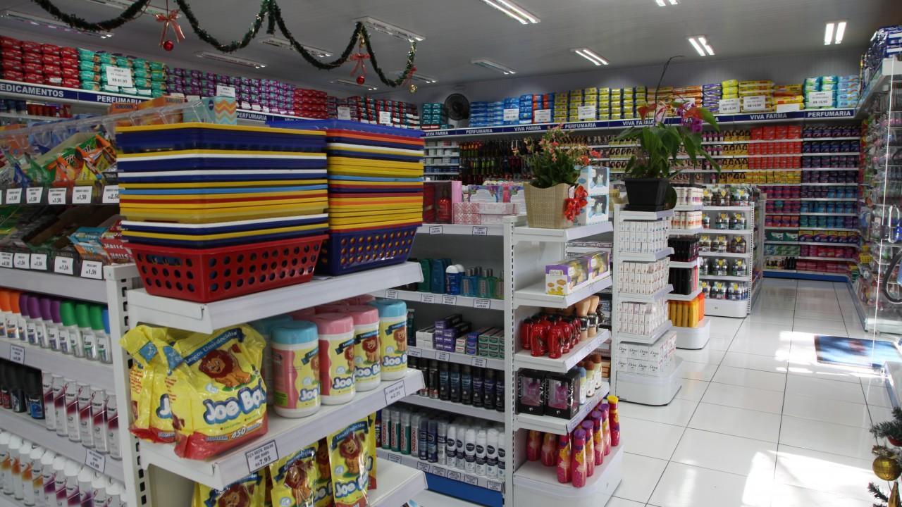 Gôndolas e prateleiras para bazar e utilidades