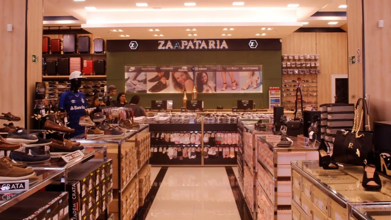 araras e mobiliário comercial planejado para loja de confecção