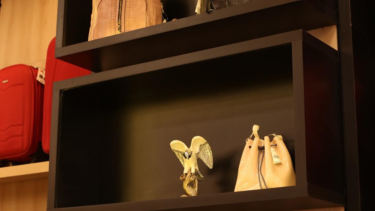 araras e mobiliário para loja de confecção