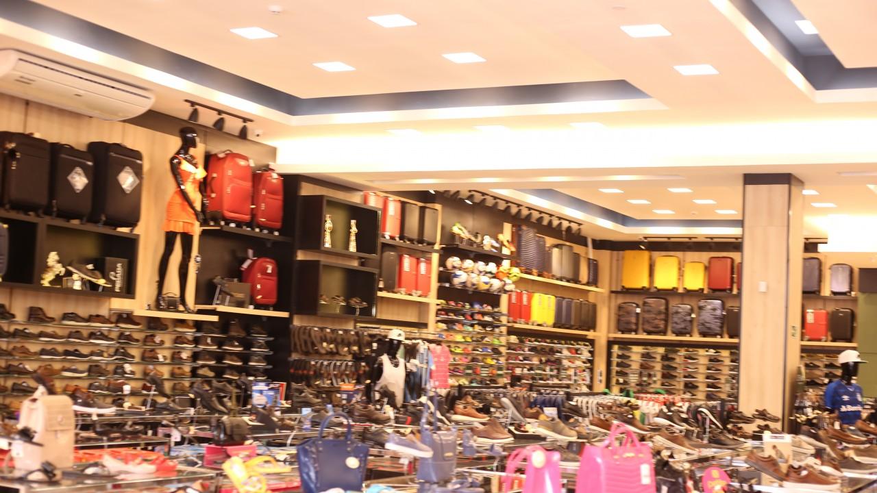 araras e mobiliário para loja de confecção