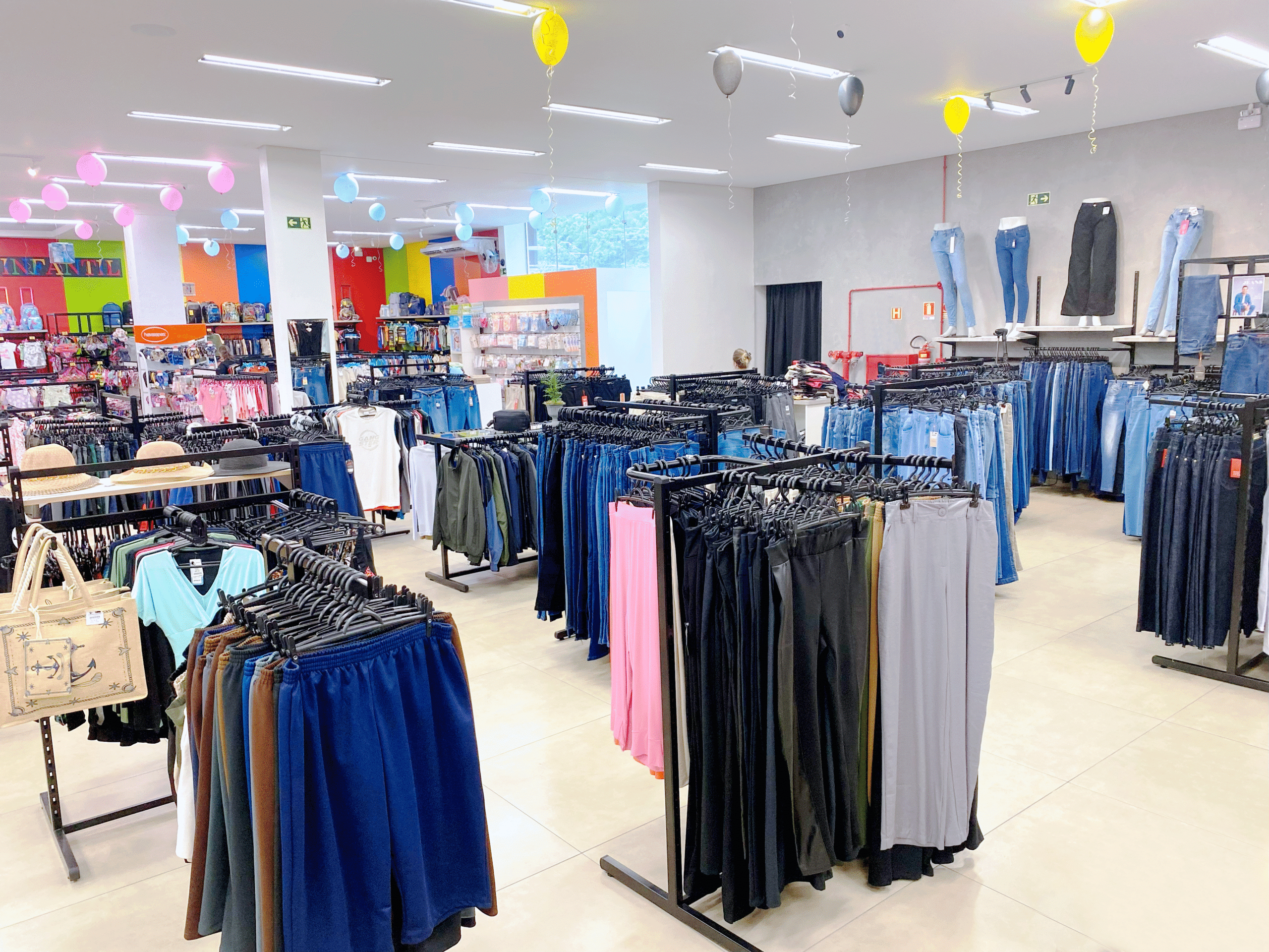 araras e móveis para loja de confecção