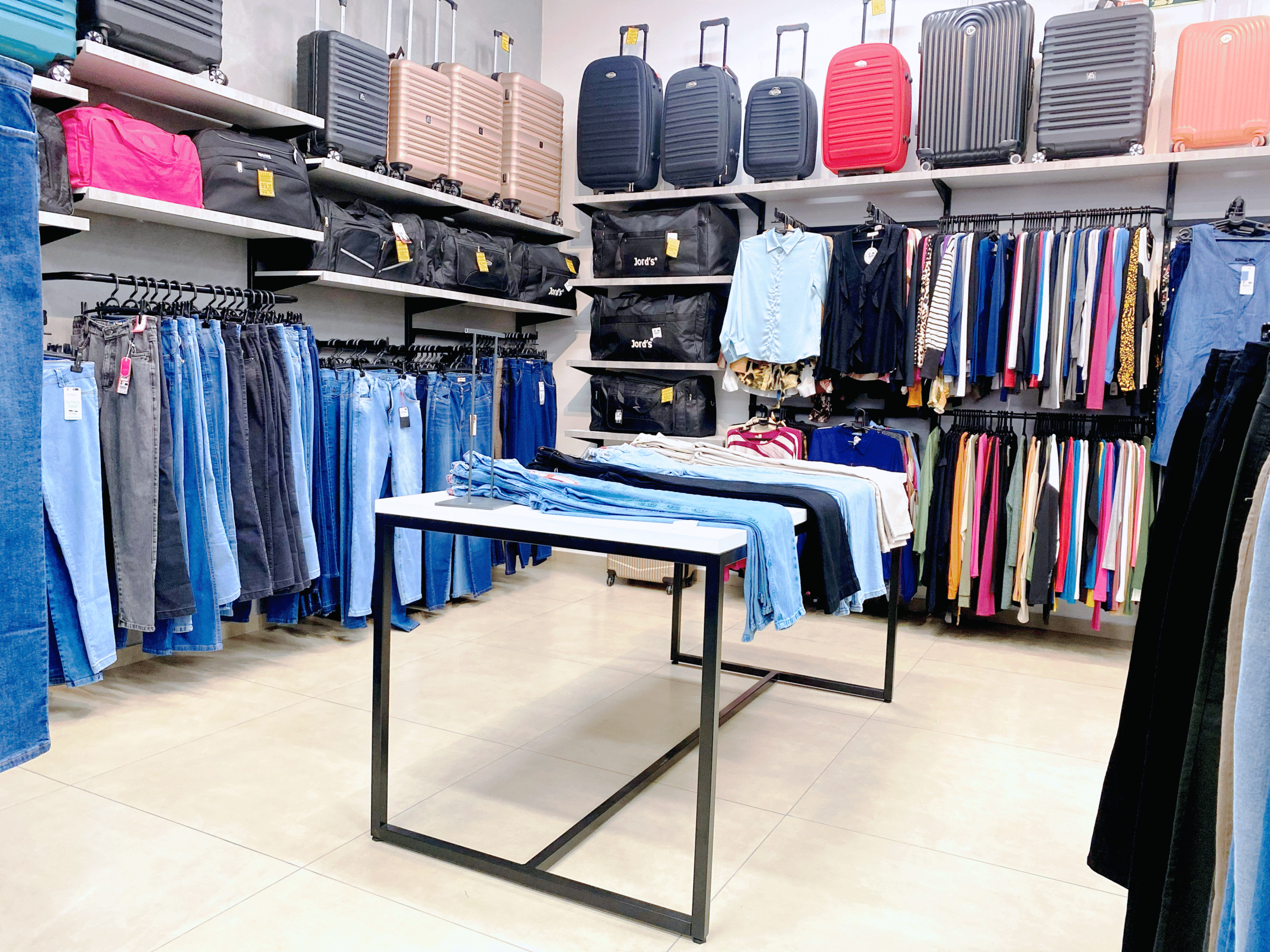 araras e móveis para loja de confecção