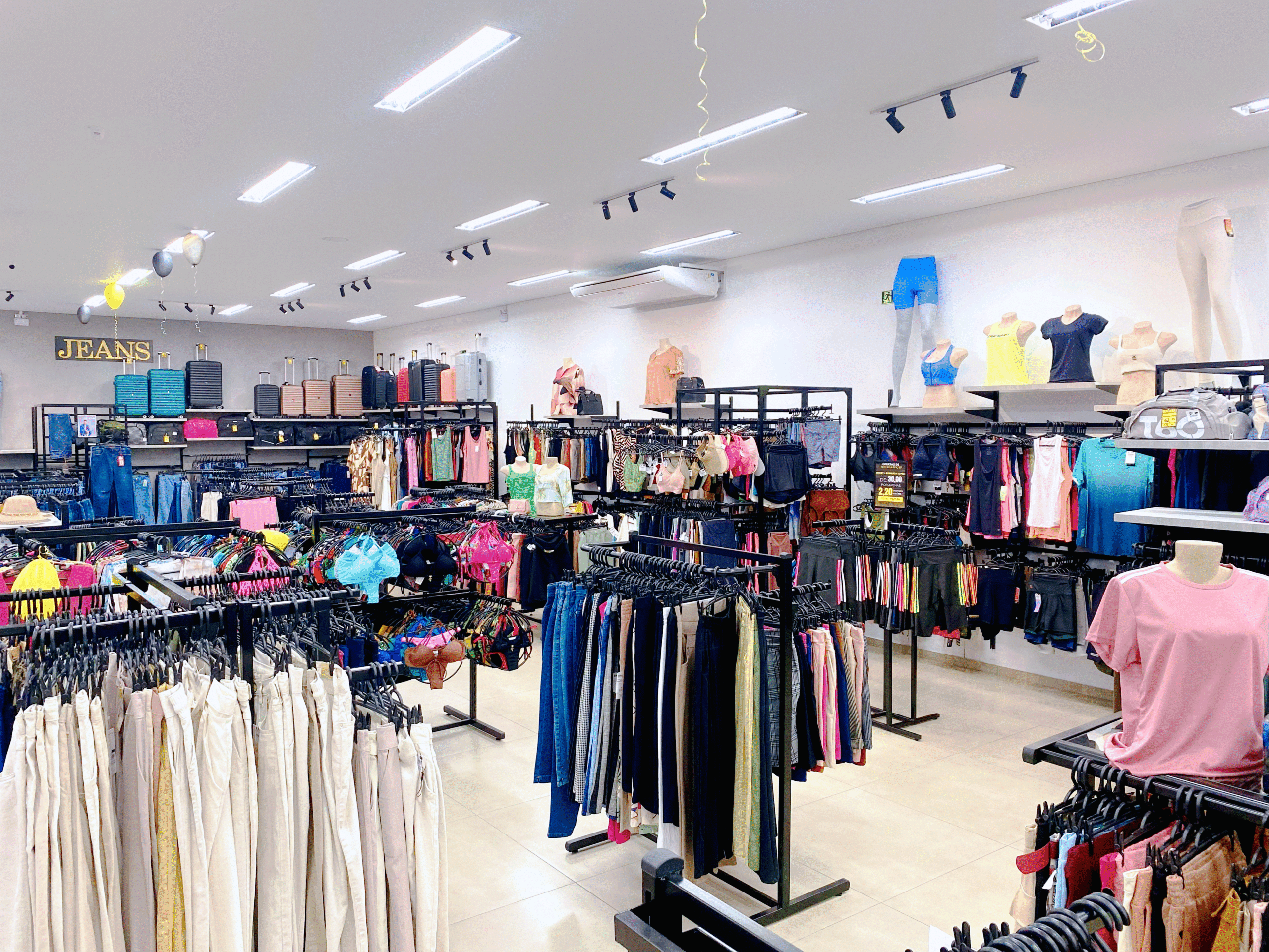 araras e móveis para loja de confecção