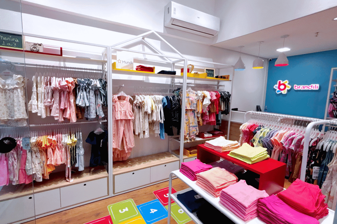 Mobiliário comercial para loja de roupas infantis